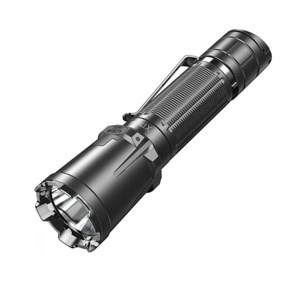 Lampe de poche Klarus avec une tête large et un design ergonomique, vue latérale.