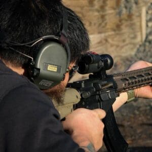Casque anti-bruit électronique militaire conçu pour le tir, offrant une réduction active du bruit et une amplification des sons ambiants.
